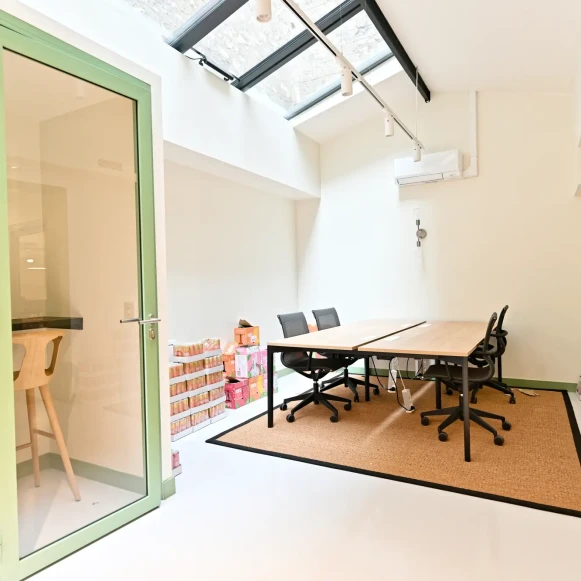 Espace indépendant 170 m² 24 postes Location bureau Rue Pierre Chausson Paris 75010 - photo 2