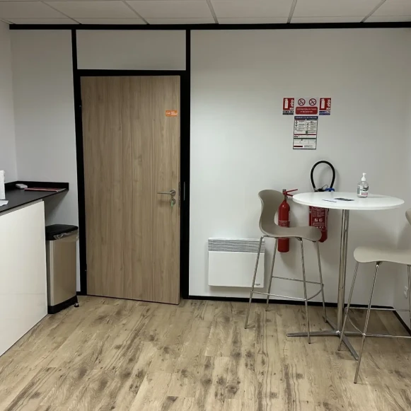 Bureau privé 11 m² 2 postes Coworking Rue de Wambrechies Marquette-lez-Lille 59520 - photo 2