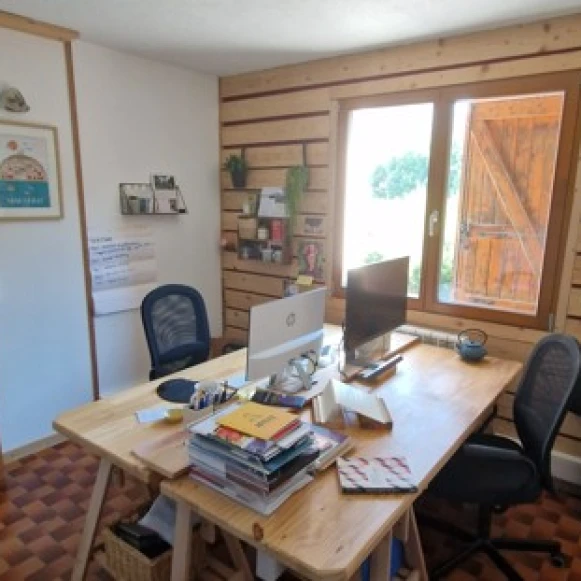 Bureau privé 11 m² 2 postes Coworking Rue de Branmafan Barby 73230 - photo 1