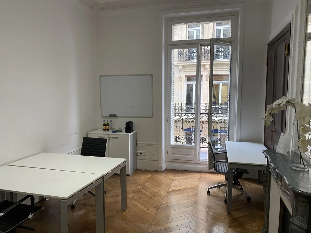 Bureau privé - 75008 - 4 postes - 2490€