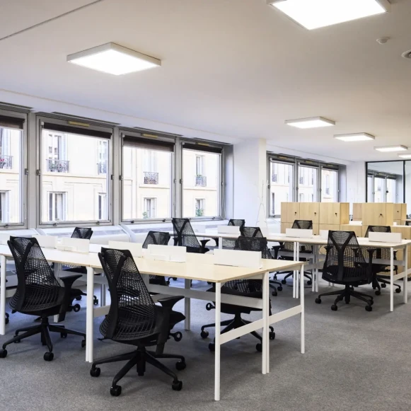 Bureau privé 21 m² 6 postes Location bureau Rue Treilhard Paris 75008 - photo 1