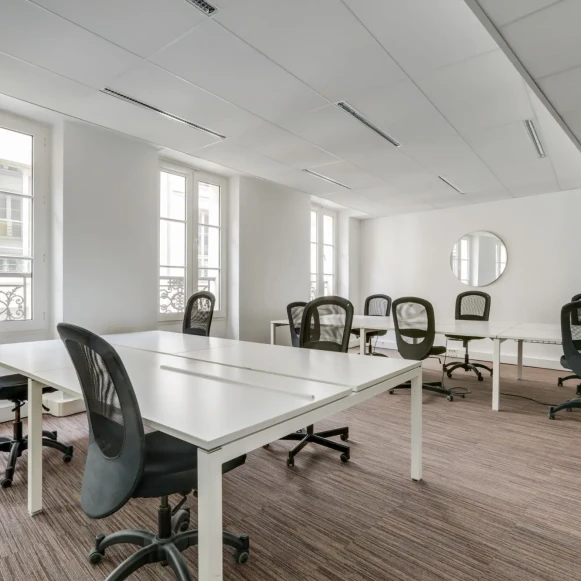 Espace indépendant 70 m² 14 postes Location bureau Rue Saint-Marc Paris 75002 - photo 2