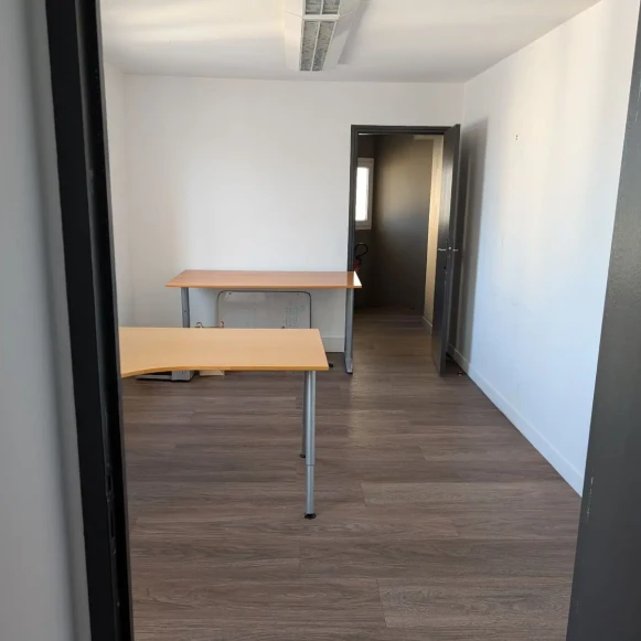 Bureau privé 14 m² 3 postes Location bureau Rue Pétigny Versailles 78000 - photo 1