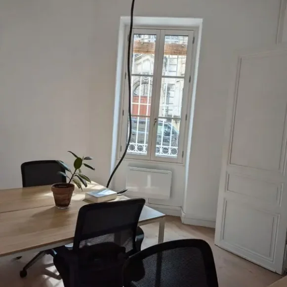 Bureau privé 10 m² 3 postes Location bureau Rue Mandron Bordeaux 33000 - photo 1