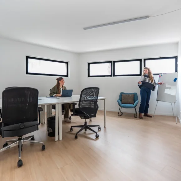 Bureau privé 22 m² 4 postes Coworking Avenue du Général Michel Bizot Paris 75012 - photo 2