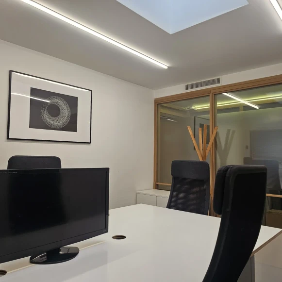 Bureau privé 11 m² 3 postes Location bureau Avenue Franklin Delano Roosevelt Paris 75008 - photo 3