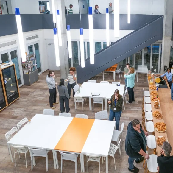 Bureau privé 20 m² 6 postes Coworking Rue Philidor Paris 75020 - photo 3