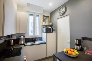 Open Space - 06000 - 8 postes - 280€