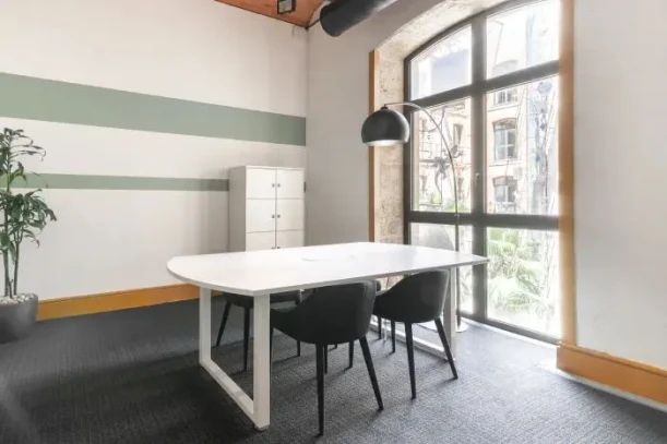 Bureau privé - 13002 - 5 postes - 2373€