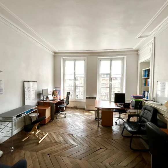Bureau privé 24 m² 3 postes Coworking Rue Saint-Antoine Paris 75004 - photo 1