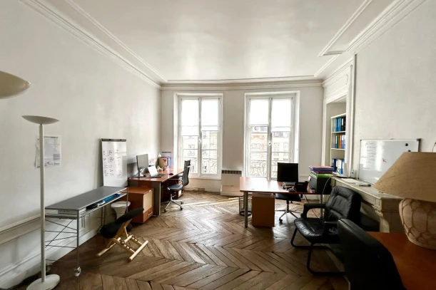 Bureau privé - 75004 - 3 postes - 1790€