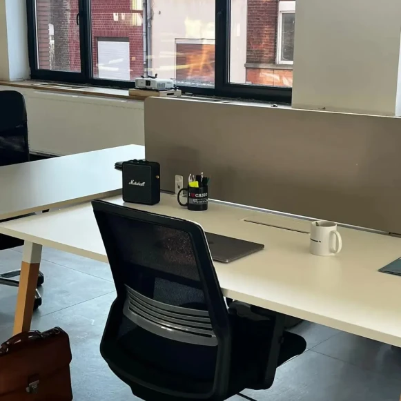 Bureau privé 15 m² 2 postes Coworking Rue d'Anvers Tourcoing 59200 - photo 6