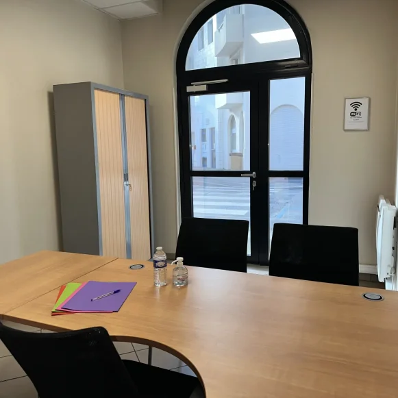 Bureau privé 13 m² 1 poste Location bureau Place du 11 Novembre 1918 Bobigny 93000 - photo 2