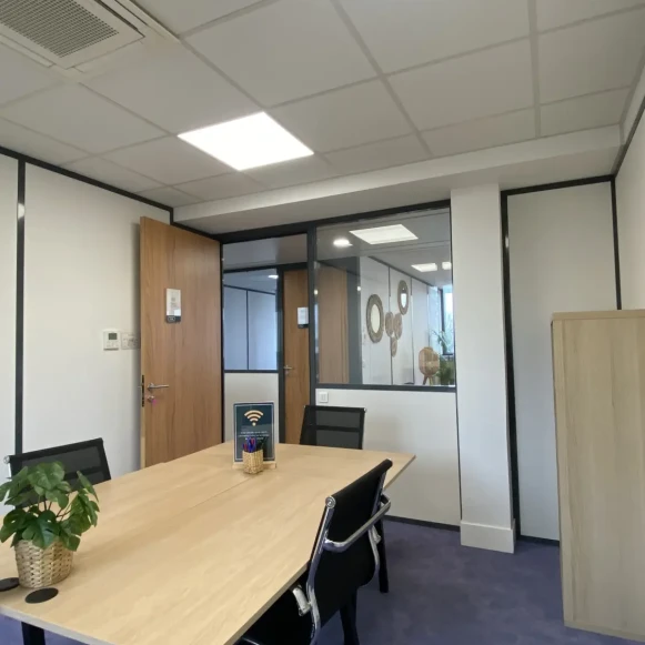 Bureau privé 18 m² 6 postes Coworking Avenue de Colmar Rueil-Malmaison 92500 - photo 7