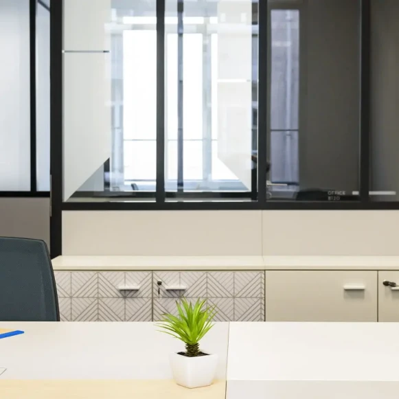 Bureau privé 18 m² 3 postes Coworking Rue Traversière Paris 75012 - photo 1