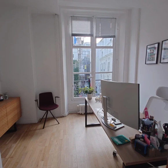 Espace indépendant 28 m² 3 postes Location bureau Rue de Birague Paris 75004 - photo 1