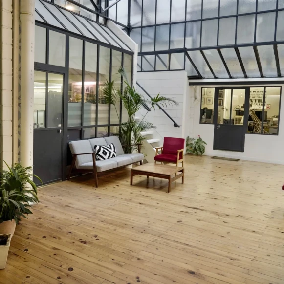 Bureau privé 30 m² 6 postes Coworking Rue Joseph de Maistre Paris 75018 - photo 2