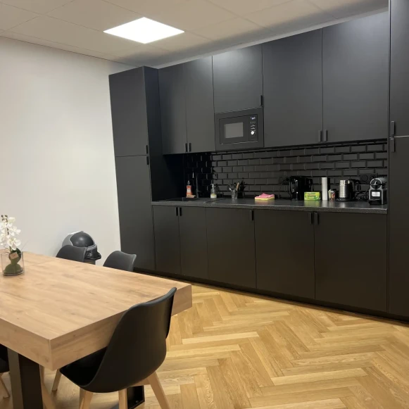 Bureau privé 20 m² 6 postes Coworking Rue Royale Paris 75008 - photo 3