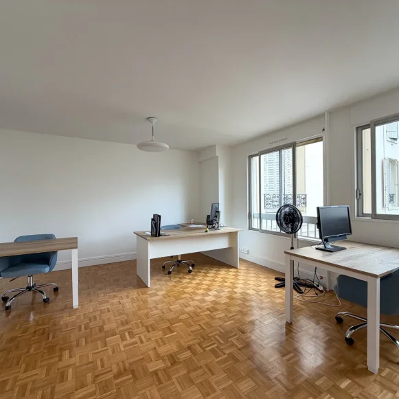 Espace indépendant 70 m² 4 postes Location bureau Rue Violet Paris 75015 - photo 1