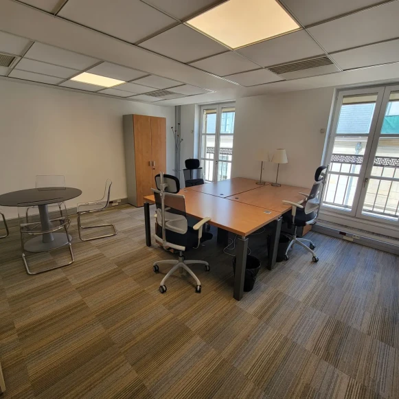 Bureau privé 23 m² 4 postes Coworking Rue Cambon Paris 75001 - photo 2
