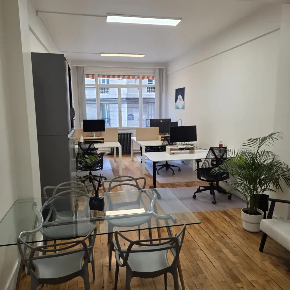 Bureau privé 35 m² 6 postes Location bureau Rue Saint-Marc Paris 75002 - photo 1