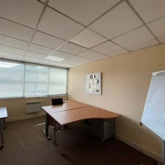 Bureau privé 12 m² 2 postes Location bureau Avenue Gustave Eiffel Mérignac 33700 - photo 1