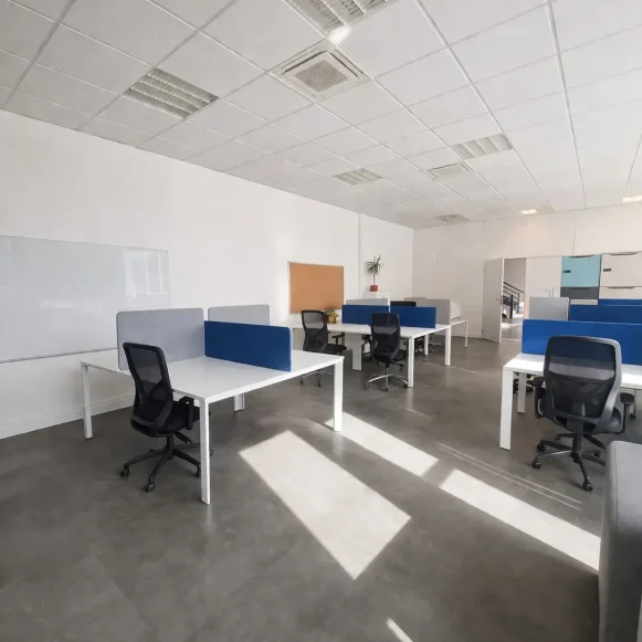 Bureau privé 125 m² 26 postes Location bureau Square Benjamin Franklin Montigny-le-Bretonneux 78180 - photo 2