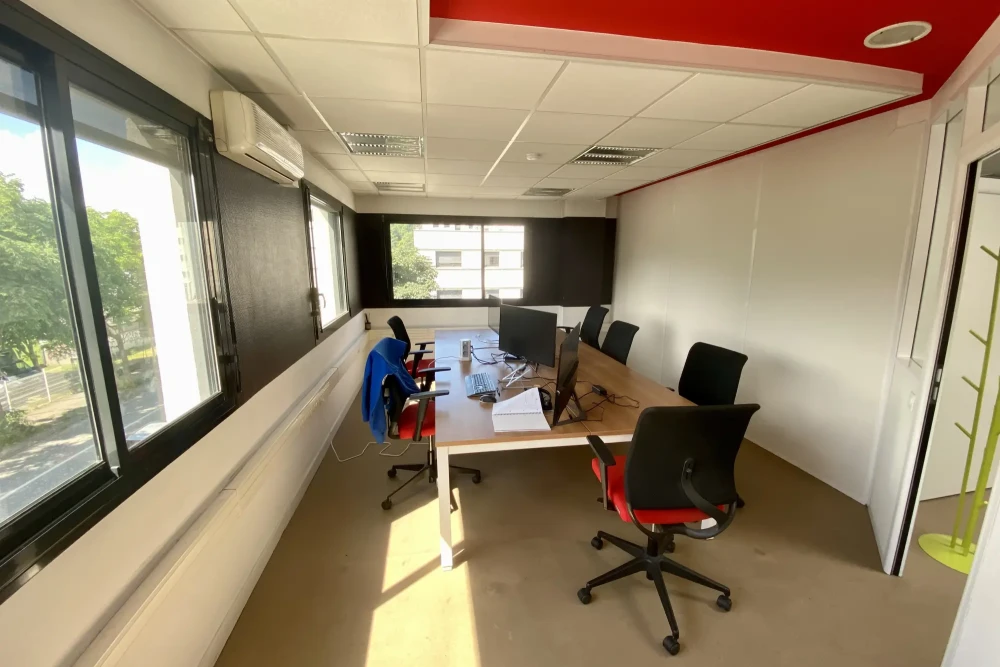 Open Space - 73000 - 8 postes - 250€