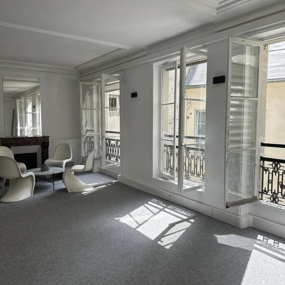 Espace indépendant 175 m² 27 postes Location bureau Rue d'Argenteuil Paris 75001 - photo 4