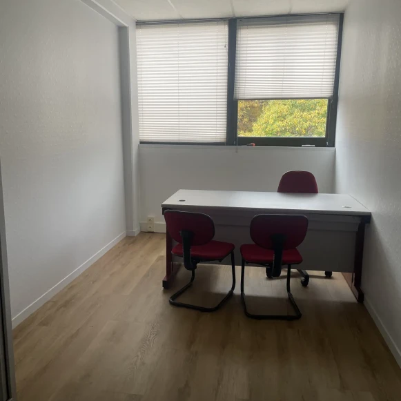 Bureau privé 10 m² 2 postes Location bureau Allée du Grand Coquille Saint-Jean-de-Braye 45800 - photo 1