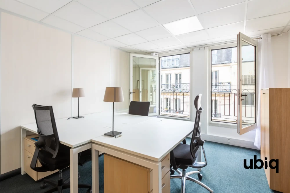 Bureau privé - 75010 - 3 postes - 2100€