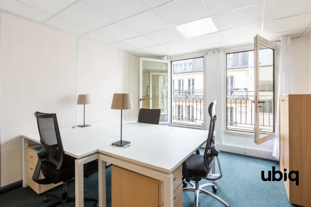 Bureau privé - 75010 - 3 postes - 1990€