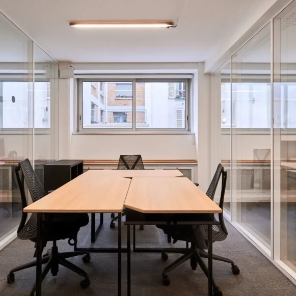 Bureau privé 12 m² 4 postes Coworking Rue d'Amsterdam Paris 75008 - photo 1