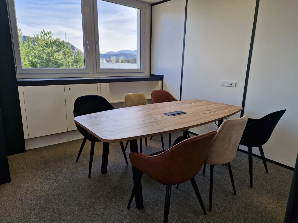 Bureau privé - 38760 - 2 postes - 490€