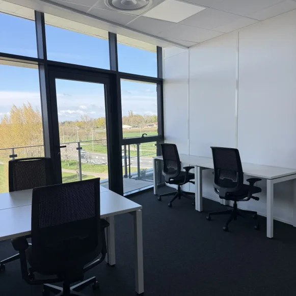 Bureau privé 13 m² 4 postes Coworking Avenue François Pignier Bourg-en-Bresse 01000 - photo 1