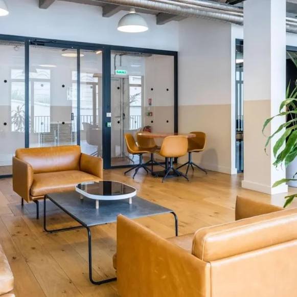 Bureau privé 16 m² 4 postes Location bureau Rue des Archives Paris 75003 - photo 1