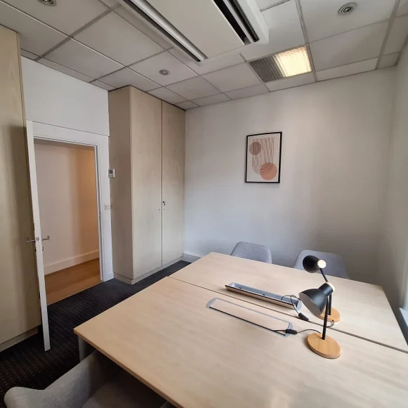 Bureau privé 14 m² 3 postes Location bureau Avenue de Messine Paris 75008 - photo 7