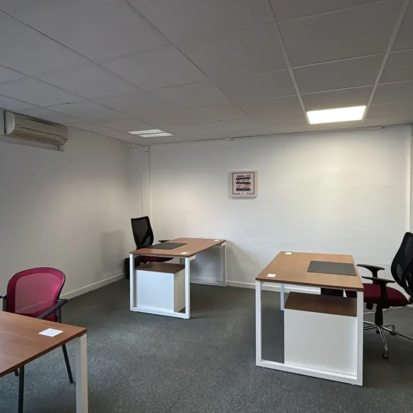 Bureau privé 18 m² 3 postes Location bureau Chemin des Vernèdes Puget-sur-Argens 83480 - photo 3