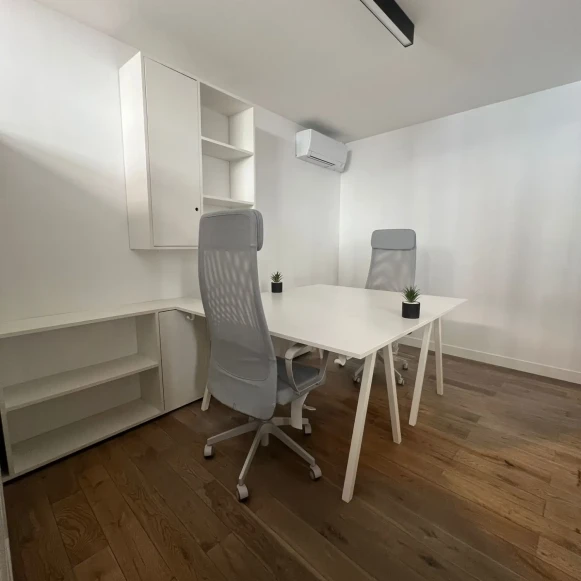 Bureau privé 15 m² 2 postes Coworking Rue Imbert-Colomès Lyon 69001 - photo 3