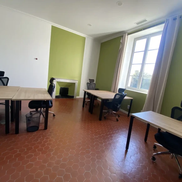 Bureau privé 25 m² 6 postes Coworking Place de la Gare Aix-en-Provence 13100 - photo 2
