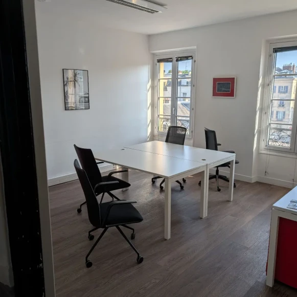 Bureau privé 14 m² 3 postes Location bureau Rue Pétigny Versailles 78000 - photo 2