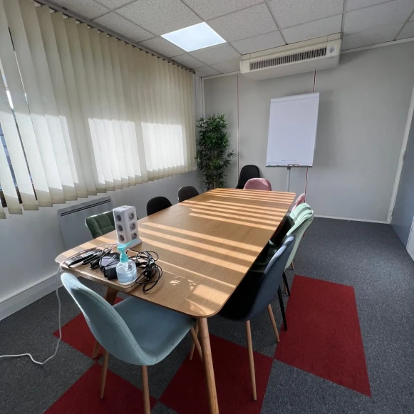 Bureau privé 15 m² 4 postes Location bureau Avenue Marceau Courbevoie 92400 - photo 4