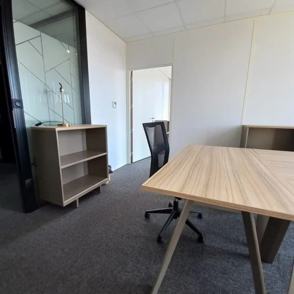 Bureau privé 28 m² 6 postes Location bureau Rue de la Martinellerie Trélazé 49800 - photo 2