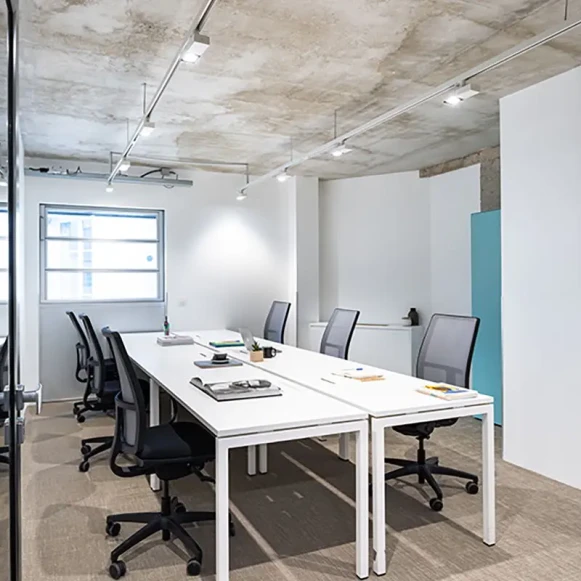 Bureau privé 28 m² 8 postes Coworking Boulevard Voltaire Paris 75011 - photo 1