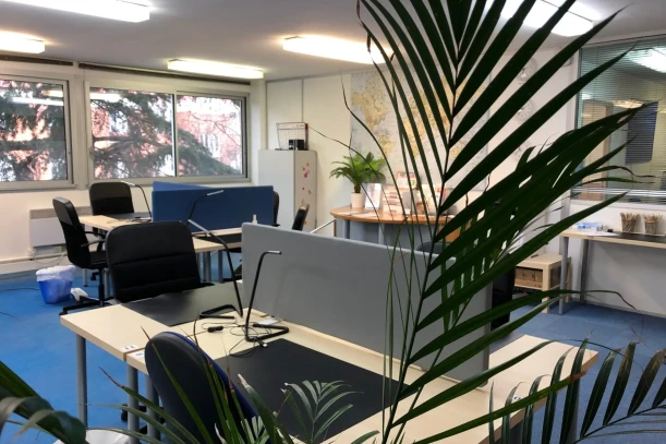 Open Space - 92500 - 12 postes - 300€