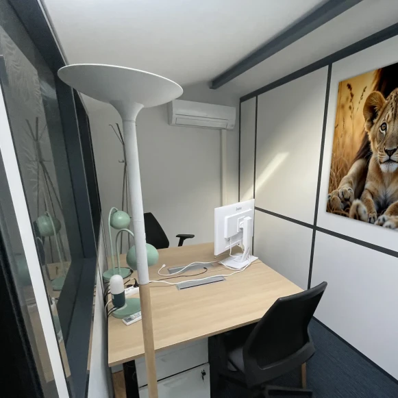 Bureau privé 8 m² 2 postes Location bureau Rue Charles Puyo Bordeaux 33300 - photo 1