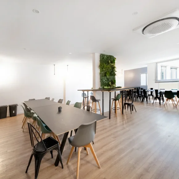 Bureau privé 123 m² 36 postes Coworking Avenue de Saint-Ouen Paris 75018 - photo 2