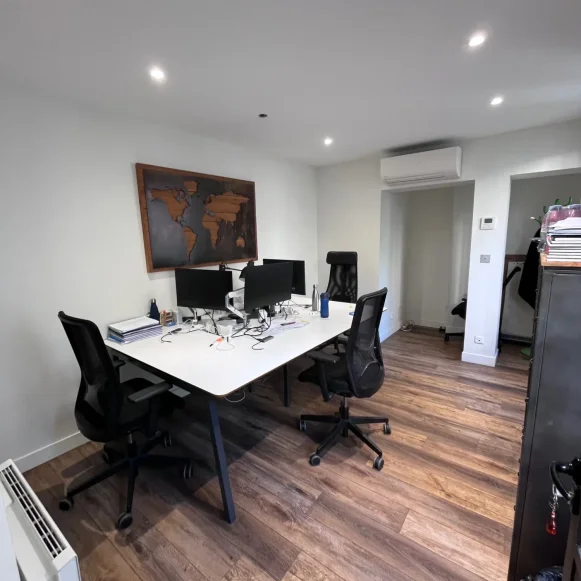 Bureau privé 18 m² 3 postes Location bureau Rue de Tocqueville Paris 75017 - photo 1