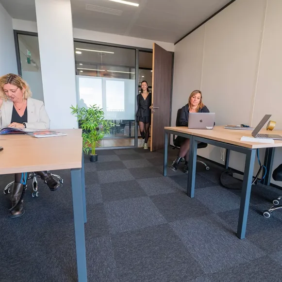 Bureau privé 15 m² 4 postes Coworking Chemin de l'Arénas Nice 06200 - photo 1