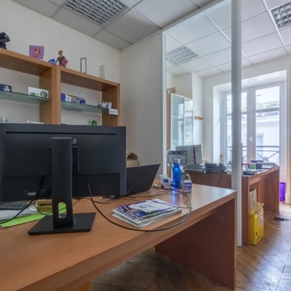 Bureau privé 20 m² 4 postes Location bureau Rue des Saussaies Paris 75008 - photo 6